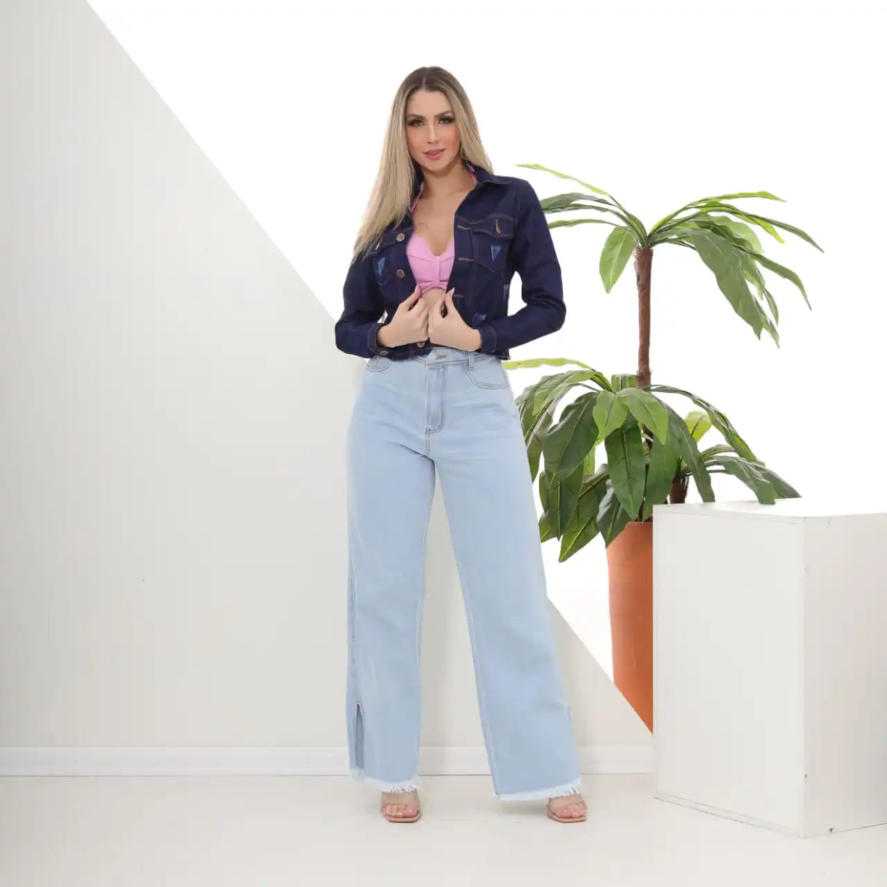 Jaqueta Jeans Cropped Feminina – Estilo e Versatilidade para o Outono/Inverno