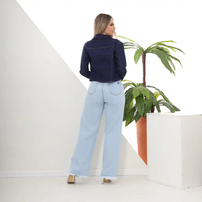Jaqueta Jeans Cropped Feminina – Estilo e Versatilidade para o Outono/Inverno