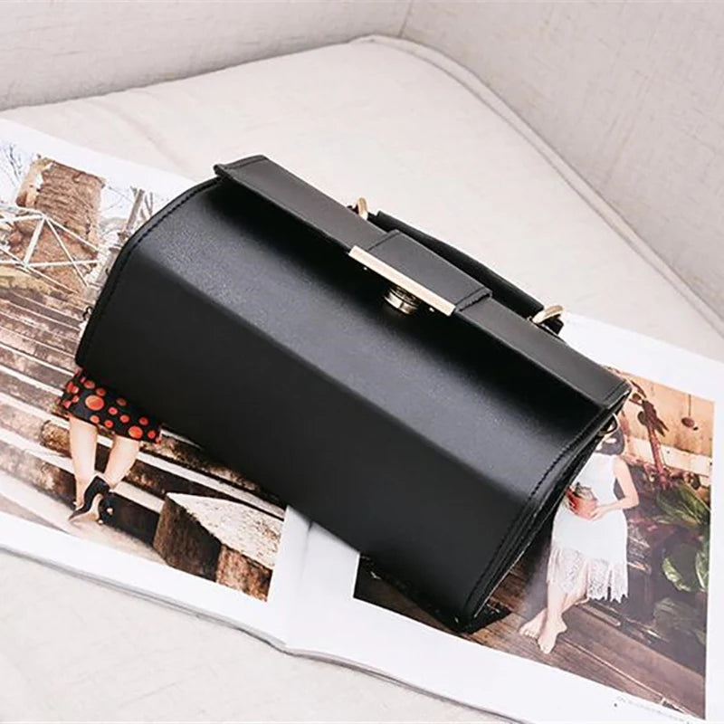 Bolsa Transversal Feminina de Couro - Design Clássico com Alça Ajustável