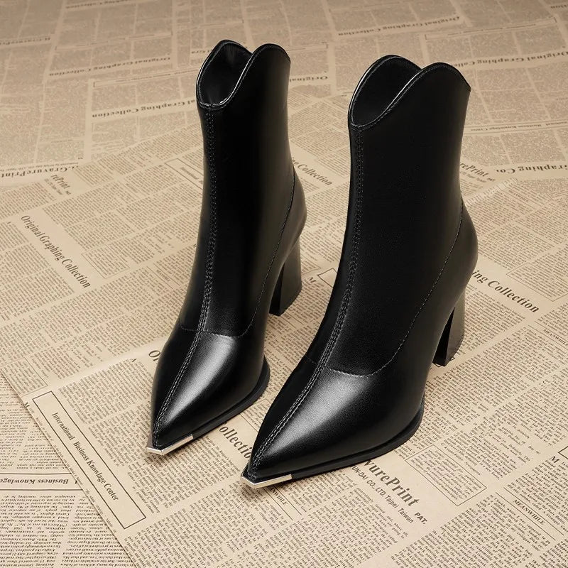 Bota Feminina Chelsea de Couro – Estilo Gótico e Elegância em Cada Detalhe