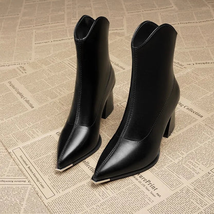 Bota Feminina Chelsea de Couro – Estilo Gótico e Elegância em Cada Detalhe
