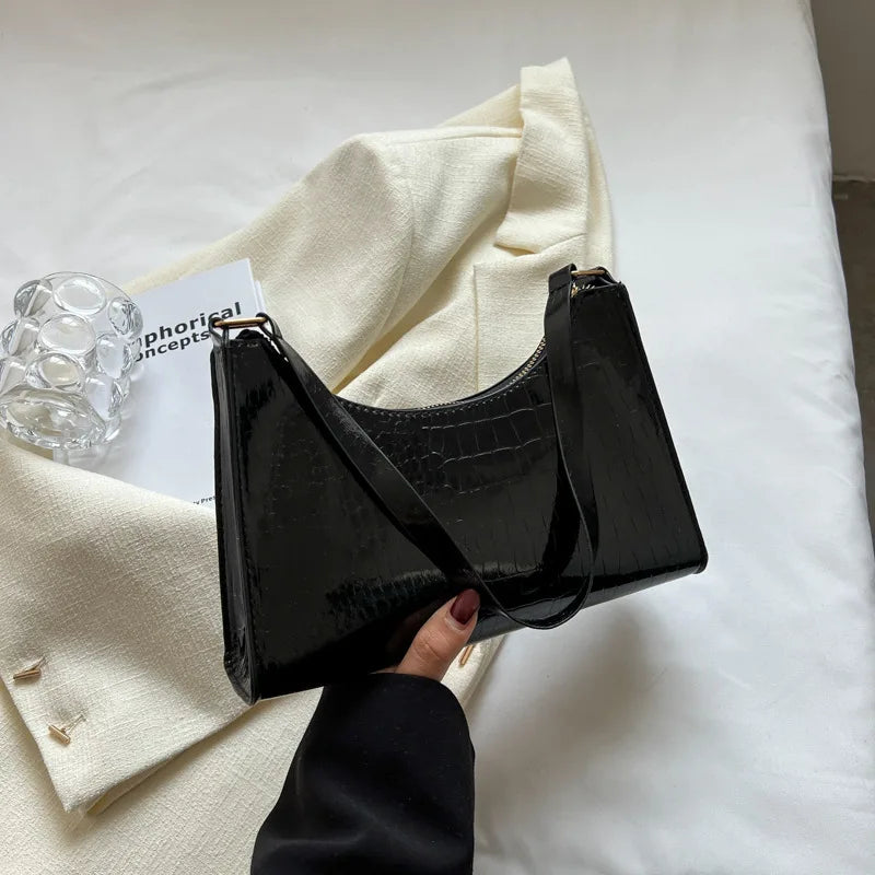 Bolsa Casual Retrô Feminina - Elegância em Couro com Alça de Corrente