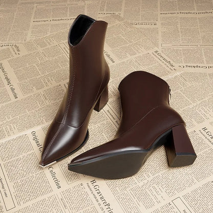 Bota Feminina Chelsea de Couro – Estilo Gótico e Elegância em Cada Detalhe