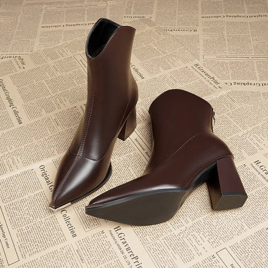 Bota Feminina Chelsea de Couro – Estilo Gótico e Elegância em Cada Detalhe