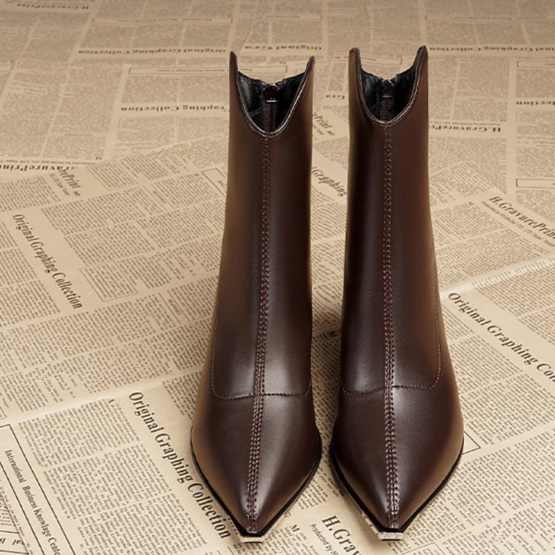Bota Feminina Chelsea de Couro – Estilo Gótico e Elegância em Cada Detalhe