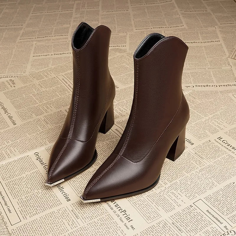Bota Feminina Chelsea de Couro – Estilo Gótico e Elegância em Cada Detalhe