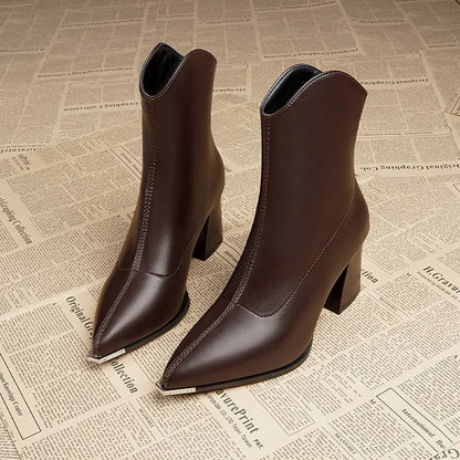 Bota Feminina Chelsea de Couro – Estilo Gótico e Elegância em Cada Detalhe