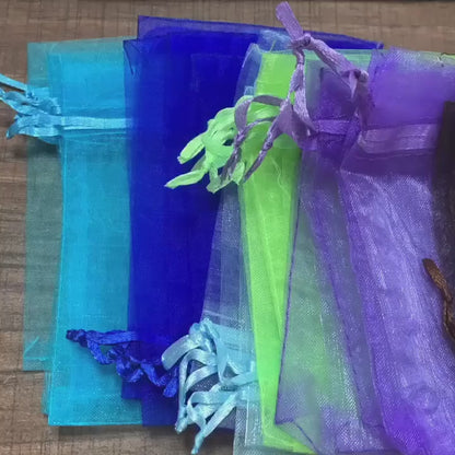 Saco de presentes 50 peças: Ideal para Ocasiões Especiais, Diversos Tamanhos Disponíveis, Estampas Variadas e Coloridas, Feitos de Material Resistente, Práticos e Reutilizáveis, Perfeitos para Embalar Presentes com Estilo